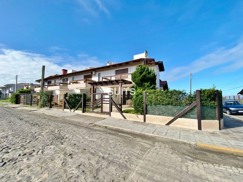 Excelente sobrado próximo do mar no Centro de Xangri-Lá: 1ª foto da galeria de imagens do imóvel