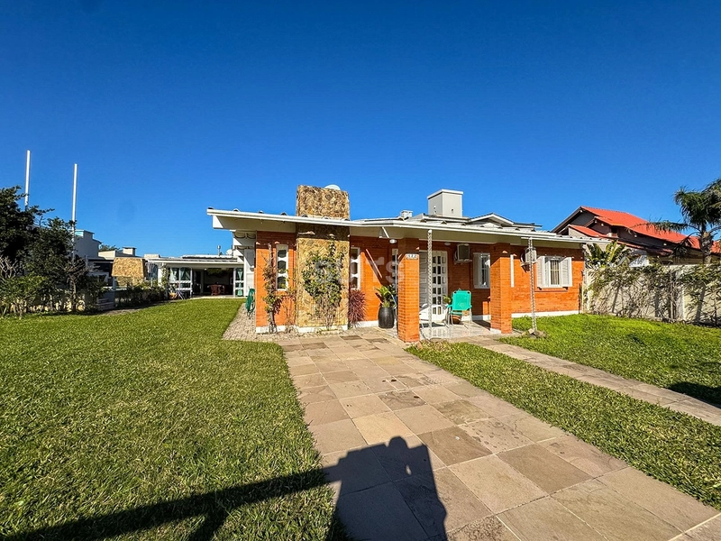 Casa com 02 terrenos próxima ao mar no Centro de Xangri-Lá : 1ª foto da galeria de imagens do imóvel