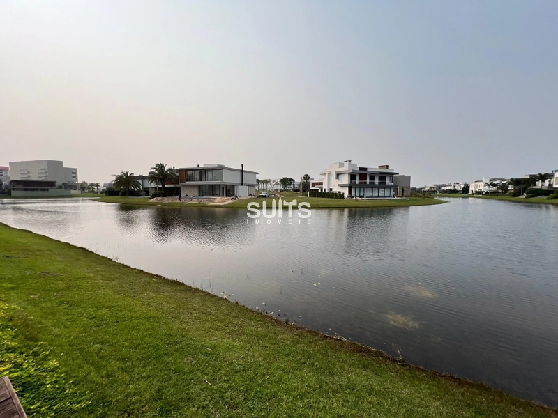 Excelente sobrado beira lago no Condomínio Enseada: 31ª foto da galeria de imagens do imóvel