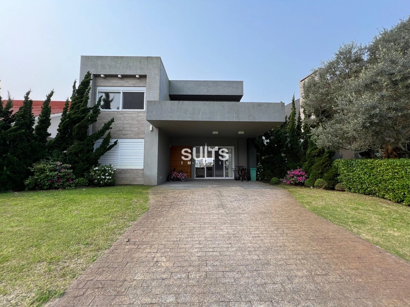 Excelente sobrado beira lago no Condomínio Enseada: 1ª foto da galeria de imagens do imóvel