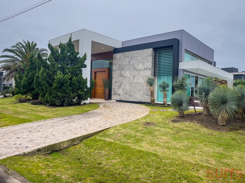 Excelente casa de esquina à venda no condomínio Enseada: 1ª foto da galeria de imagens do imóvel