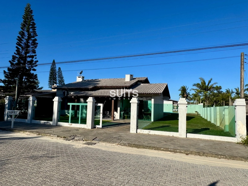 Excelente casa térrea à venda na praia de Atlântida em Xangri-lá: 2ª foto da galeria de imagens do imóvel