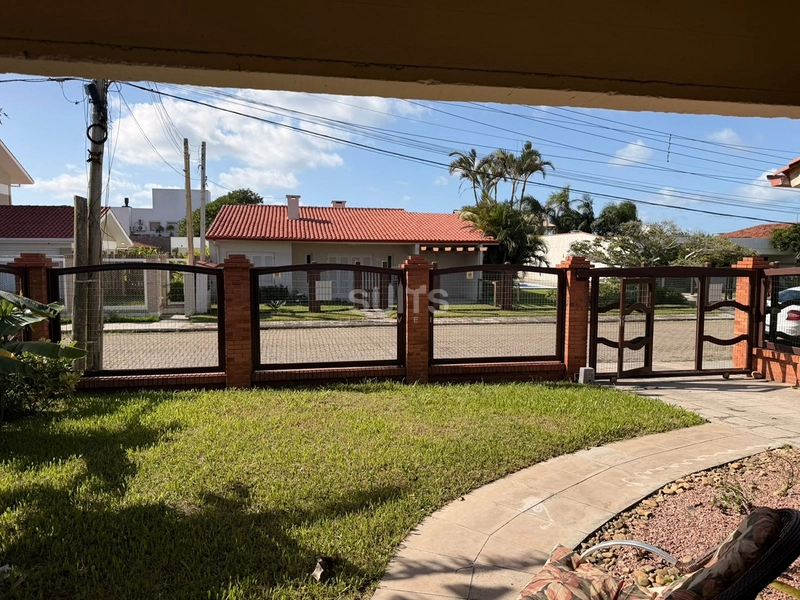 Excelente casa à venda no Centro de Xangri-Lá : 2ª foto da galeria de imagens do imóvel