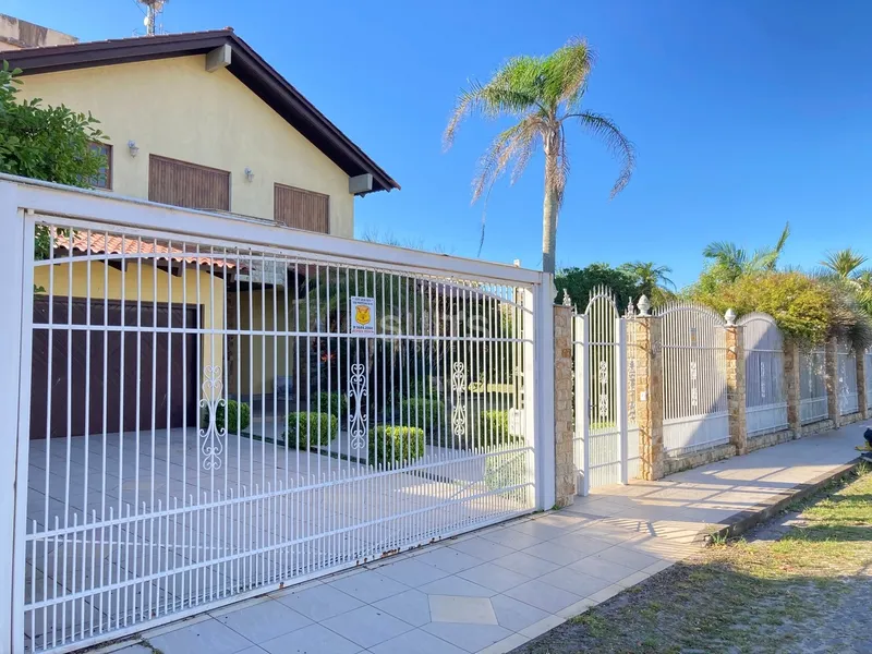 Excelente sobrado com 02 terrenos em Atlântida: 1ª foto da galeria de imagens do imóvel