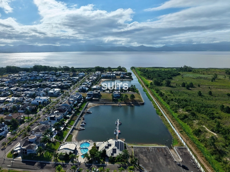 Luxuosa casa à venda no condomínio Velas da Marina: 3ª foto da galeria de imagens do imóvel