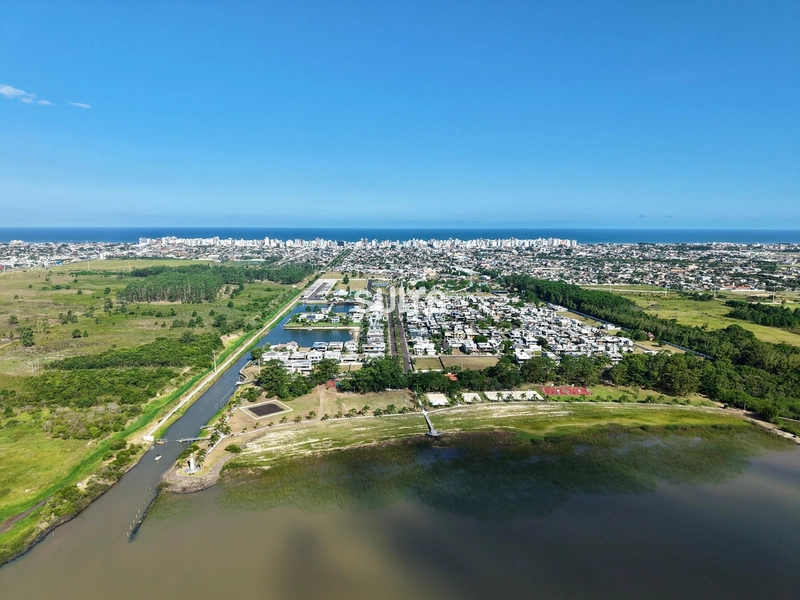 Luxuosa casa à venda no condomínio Velas da Marina: 2ª foto da galeria de imagens do imóvel