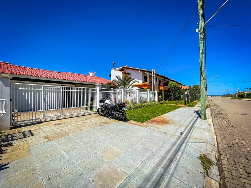 Excelente Casa Térrea a poucos metros do mar no Centro de Xangri-lá: 1ª foto da galeria de imagens do imóvel