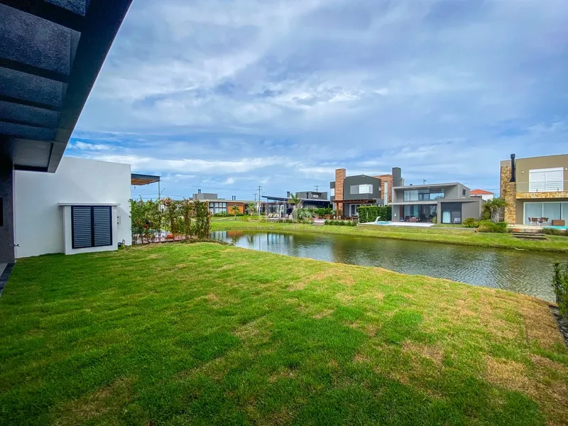 Excelente Casa terréa beira lago no condomínio Riviera: 13ª foto da galeria de imagens do imóvel