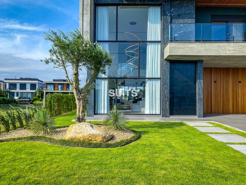 Incrível mansão na beira do lago no condomínio Sense: 3ª foto da galeria de imagens do imóvel