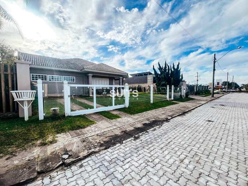 Excelente casa com 02 terrenos à venda em Atlântida: 1ª foto da galeria de imagens do imóvel