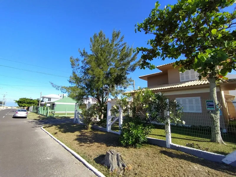 Excelente Sobrado à venda na praia de Atlântida Sul em Osório: 2ª foto da galeria de imagens do imóvel