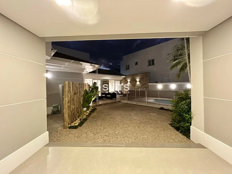 Mansão de esquina no Condomínio Condado de Capão: 2ª foto da galeria de imagens do imóvel