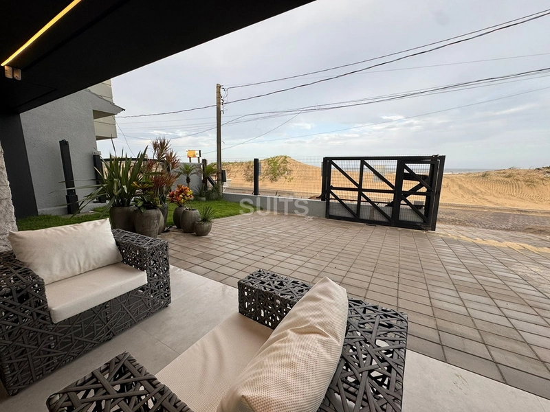 Excelente sobrado beira mar no Centro de Xangri-Lá: 2ª foto da galeria de imagens do imóvel