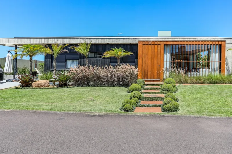 Incrível casa de esquina localizada no condomínio Riviera: 2ª foto da galeria de imagens do imóvel