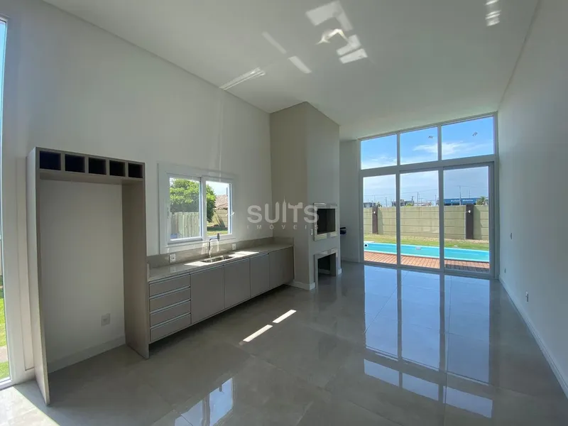 Linda casa em construção à venda no condomínio Riviera: 2ª foto da galeria de imagens do imóvel