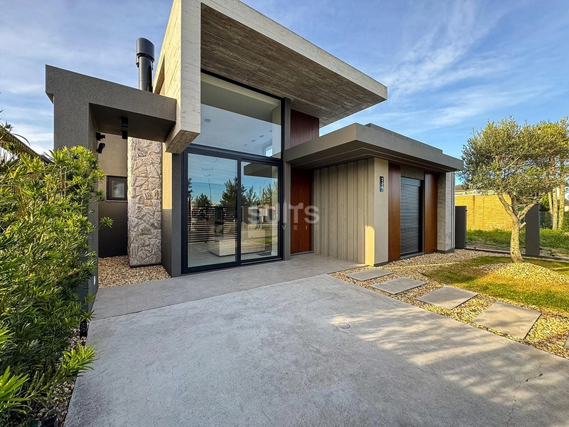 Linda casa térrea à venda na praia da Rainha do Mar: 1ª foto da galeria de imagens do imóvel