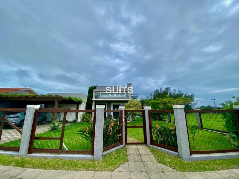 Belíssima casa em excelente localização na praia de Atlântida: 2ª foto da galeria de imagens do imóvel