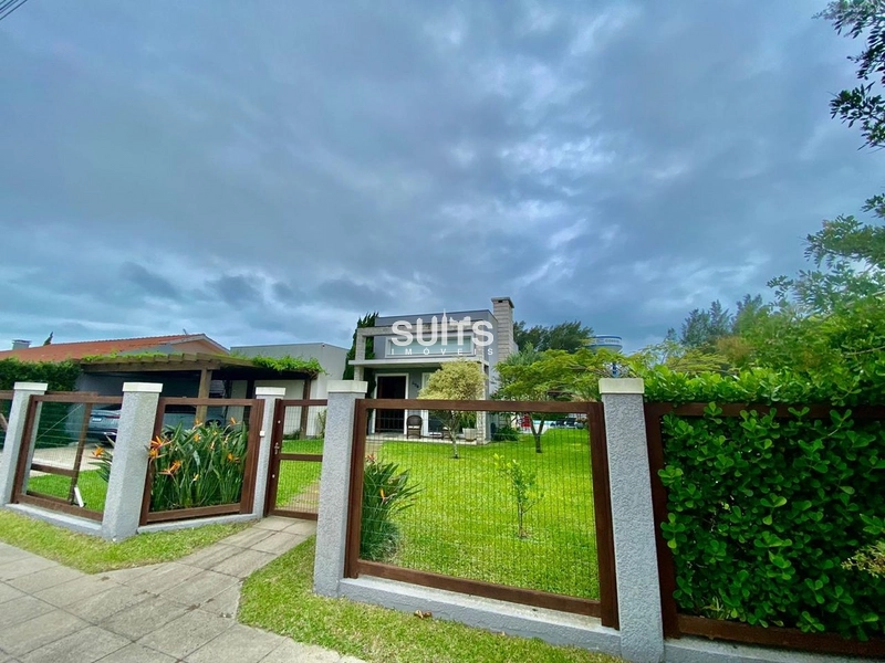 Belíssima casa em excelente localização na praia de Atlântida: 1ª foto da galeria de imagens do imóvel