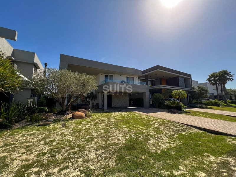 Lindo sobrado beira lago à venda no condomínio Enseada: 39ª foto da galeria de imagens do imóvel