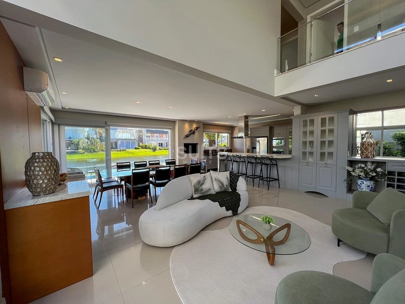 Lindo sobrado beira lago à venda no condomínio Enseada: 8ª foto da galeria de imagens do imóvel