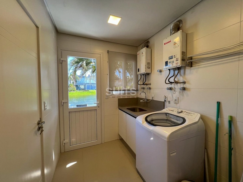 Lindo sobrado beira lago à venda no condomínio Enseada: 37ª foto da galeria de imagens do imóvel