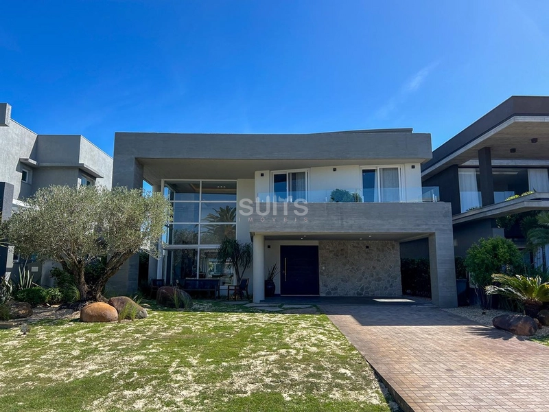 Lindo sobrado beira lago à venda no condomínio Enseada: 1ª foto da galeria de imagens do imóvel