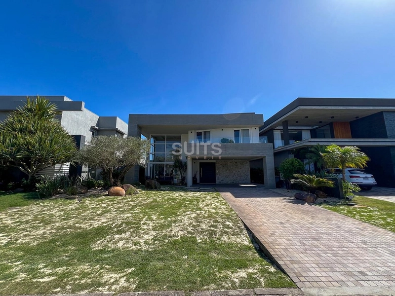 Lindo sobrado beira lago à venda no condomínio Enseada: 2ª foto da galeria de imagens do imóvel