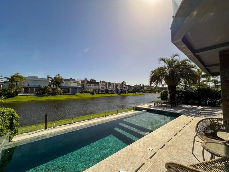 Lindo sobrado beira lago à venda no condomínio Enseada: 40ª foto da galeria de imagens do imóvel