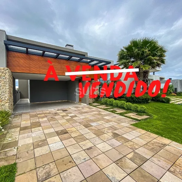 Belíssima casa beira lago no condomínio Riviera: 1ª foto da galeria de imagens do imóvel