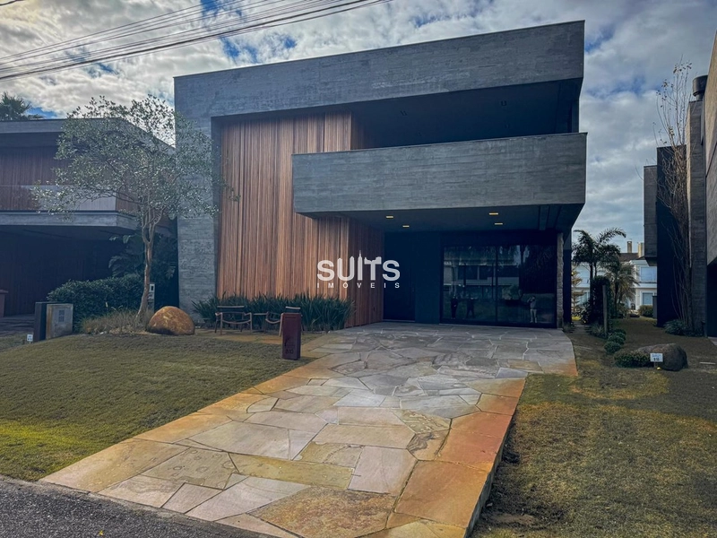 Excelente casa beira lago no condomínio Enseada: 2ª foto da galeria de imagens do imóvel