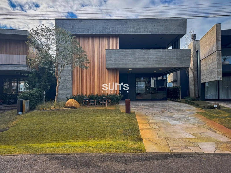 Excelente casa beira lago no condomínio Enseada: 1ª foto da galeria de imagens do imóvel