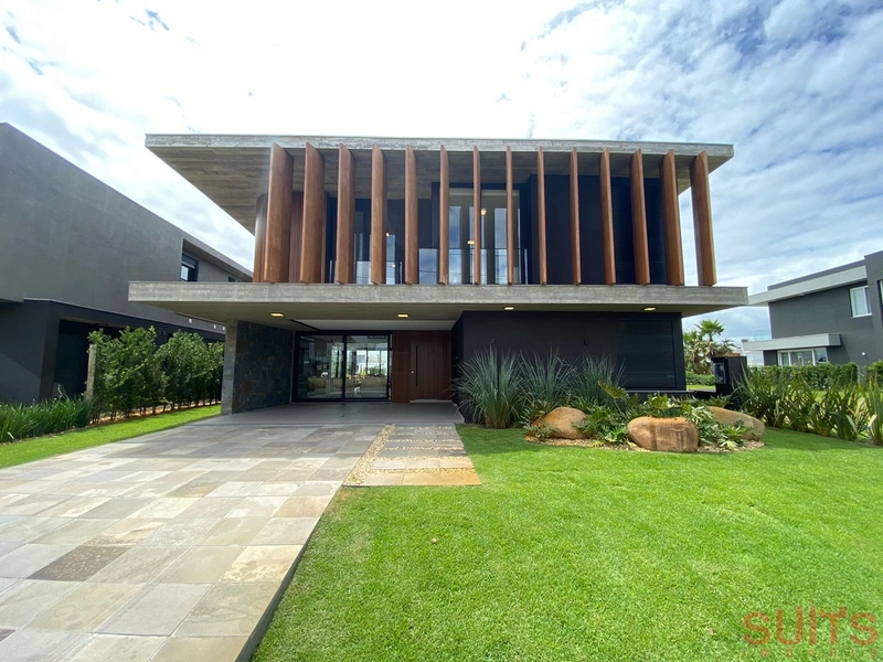 Magnífico sobrado beira lago no condomínio Enseada: 1ª foto da galeria de imagens do imóvel