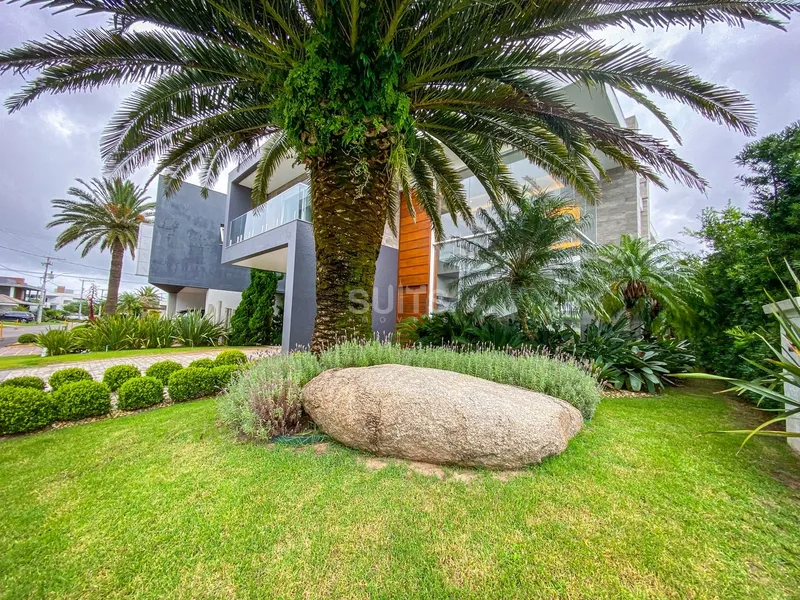 Incrível sobrado beira lago no condomínio Malibu: 2ª foto da galeria de imagens do imóvel