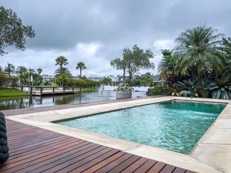 Incrível sobrado beira lago no condomínio Malibu: 25ª foto da galeria de imagens do imóvel