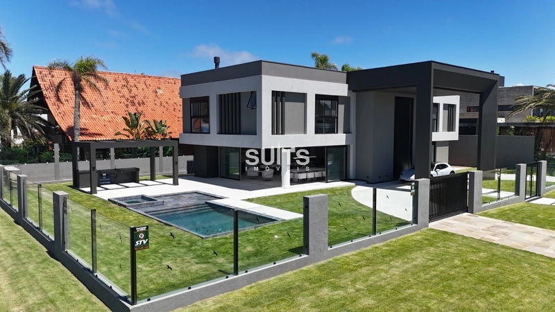 Mansão em região nobre na praia de Atlântida: 1ª foto da galeria de imagens do imóvel