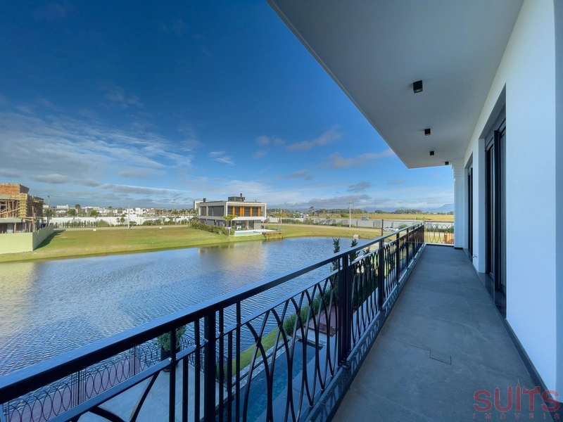 Belíssima mansão Neoclássica beira lago no condomínio Sense: 59ª foto da galeria de imagens do imóvel