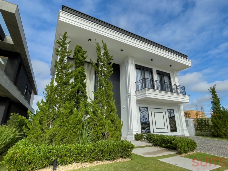 Belíssima mansão Neoclássica beira lago no condomínio Sense: 2ª foto da galeria de imagens do imóvel