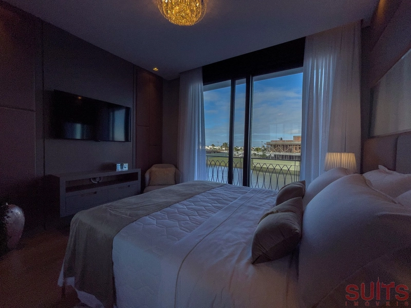 Belíssima mansão Neoclássica beira lago no condomínio Sense: 56ª foto da galeria de imagens do imóvel