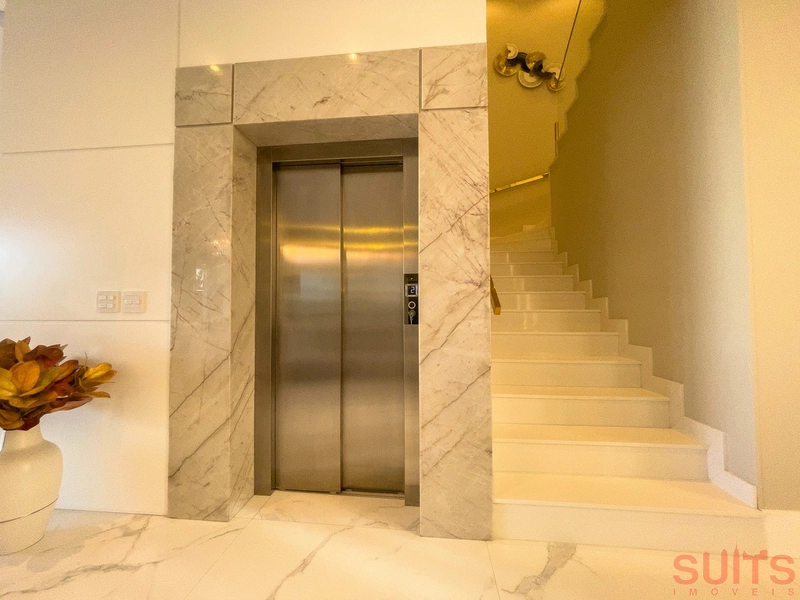 Belíssima mansão Neoclássica beira lago no condomínio Sense: 14ª foto da galeria de imagens do imóvel