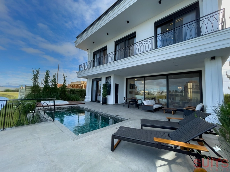 Belíssima mansão Neoclássica beira lago no condomínio Sense: 72ª foto da galeria de imagens do imóvel