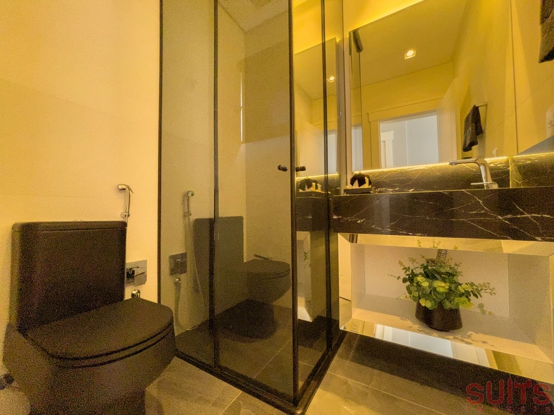 Belíssima mansão Neoclássica beira lago no condomínio Sense: 41ª foto da galeria de imagens do imóvel