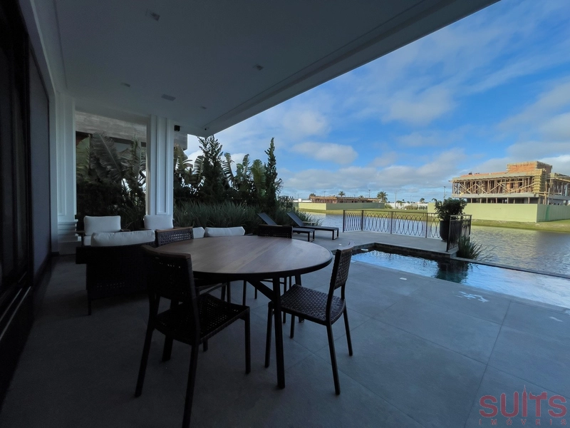 Belíssima mansão Neoclássica beira lago no condomínio Sense: 74ª foto da galeria de imagens do imóvel