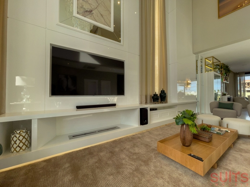 Belíssima mansão Neoclássica beira lago no condomínio Sense: 7ª foto da galeria de imagens do imóvel