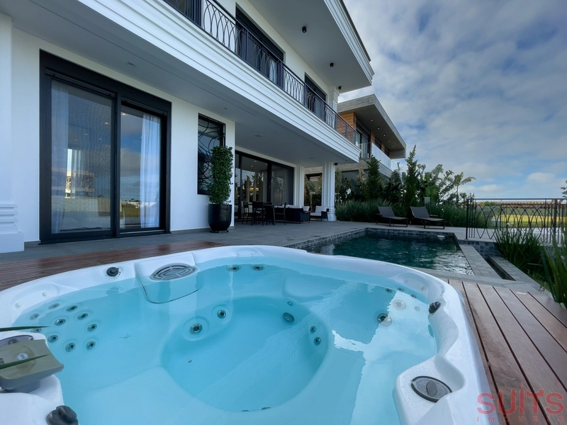 Belíssima mansão Neoclássica beira lago no condomínio Sense: 77ª foto da galeria de imagens do imóvel