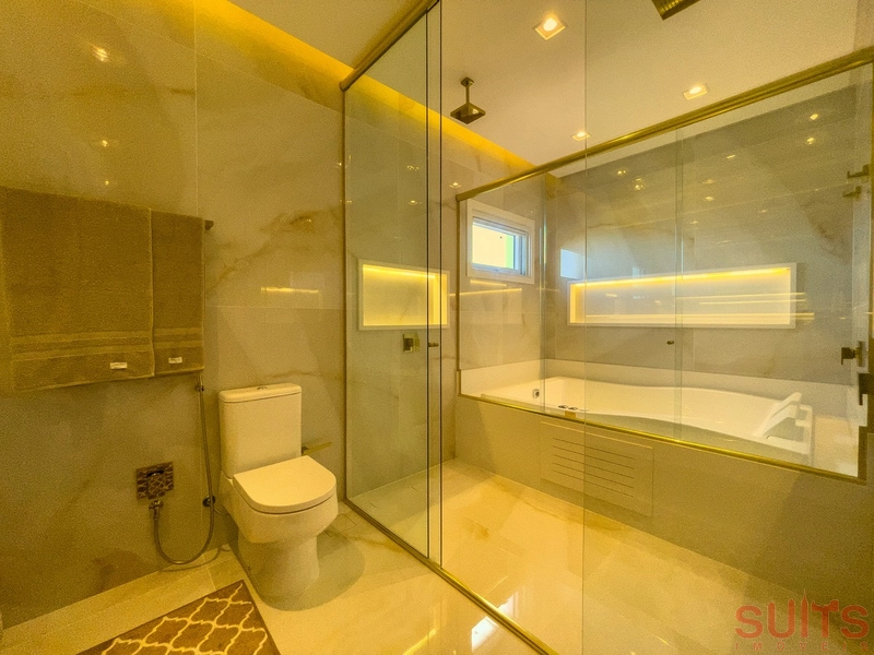 Belíssima mansão Neoclássica beira lago no condomínio Sense: 68ª foto da galeria de imagens do imóvel