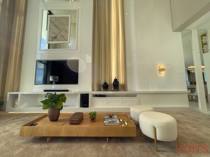 Belíssima mansão Neoclássica beira lago no condomínio Sense: 9ª foto da galeria de imagens do imóvel