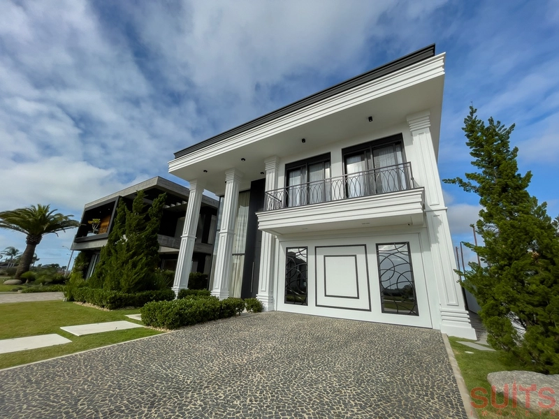 Belíssima mansão Neoclássica beira lago no condomínio Sense: 3ª foto da galeria de imagens do imóvel