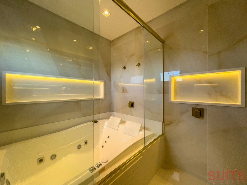 Belíssima mansão Neoclássica beira lago no condomínio Sense: 69ª foto da galeria de imagens do imóvel