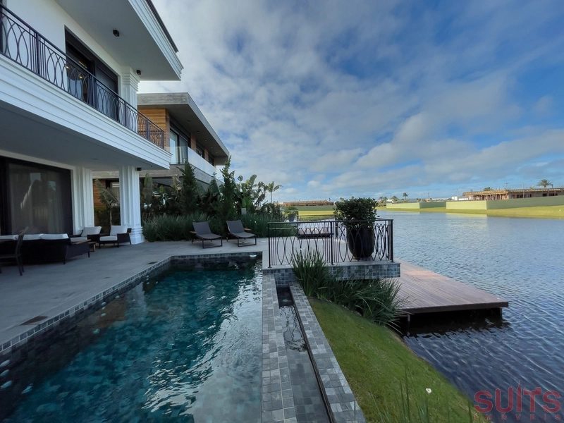 Belíssima mansão Neoclássica beira lago no condomínio Sense: 76ª foto da galeria de imagens do imóvel