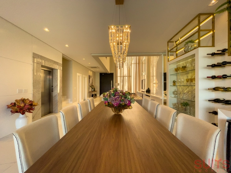 Belíssima mansão Neoclássica beira lago no condomínio Sense: 18ª foto da galeria de imagens do imóvel